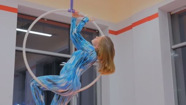Kunststof mooi meisje gymnast op acrobatische circuspiste - Video
