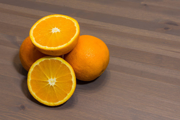 Πορτοκαλί φρούτα στο τραπέζι - Φωτογραφία, εικόνα