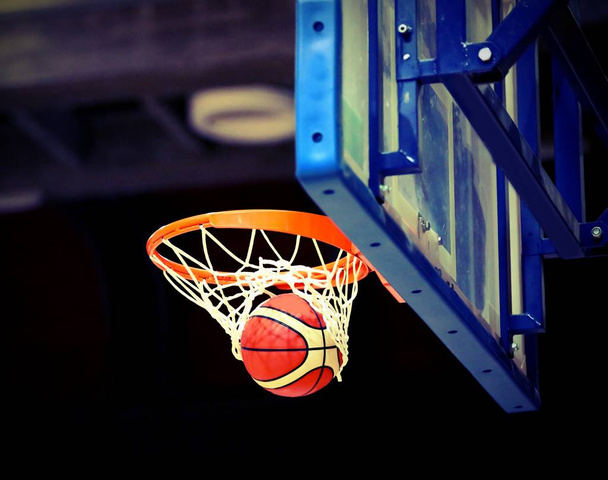 büyük çekim ve sepet içine gidiş basketbol - Fotoğraf, Görsel