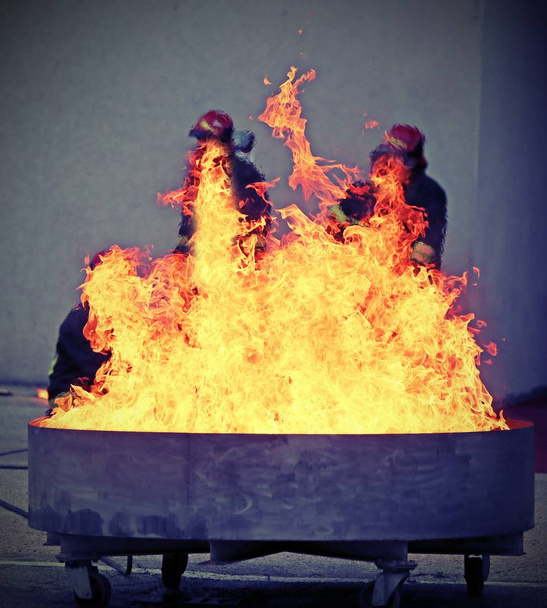 храбрые пожарные во время испытаний пожаротушения
 - Фото, изображение