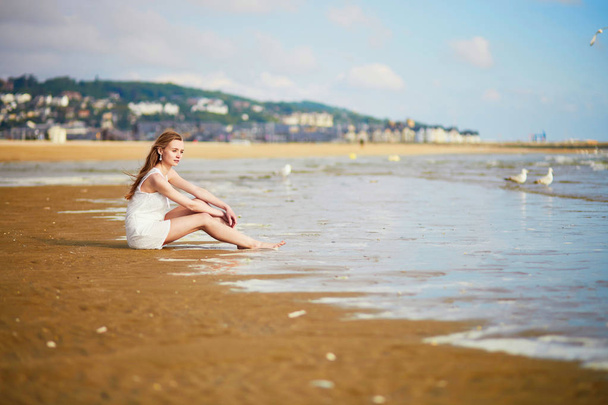 Woman enjoying her vacation by ocean or sea - Фото, зображення