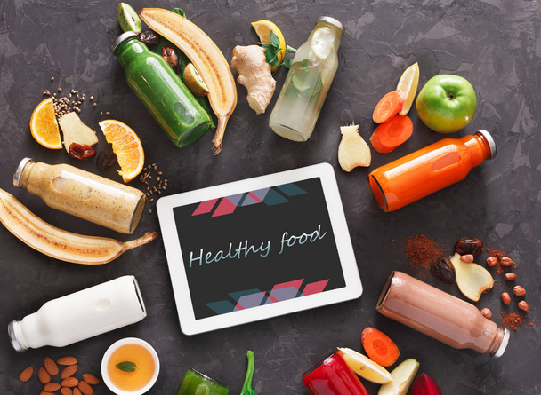 健康的なデトックス飲み物食材と黒の背景のタブレット - 写真・画像