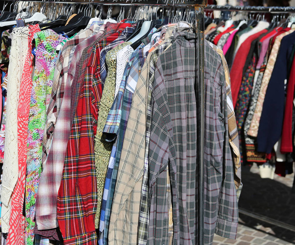 αγορά για μεταχειρισμένα ρούχα σε εξωτερικούς χώρους με πολλά ρούχα - Φωτογραφία, εικόνα
