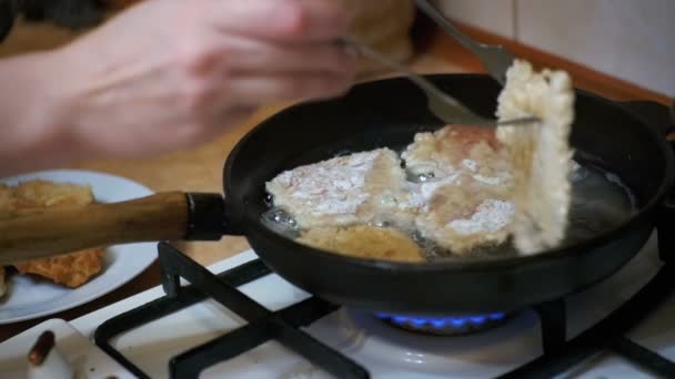 Vaření masa kotlety v pánvi v domácí kuchyni. Zpomalený pohyb - Záběry, video