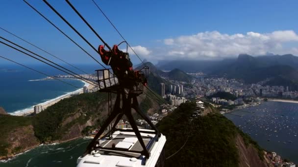 téléphérique remontant la colline avec vue sur Rio de Janeiro
 - Séquence, vidéo