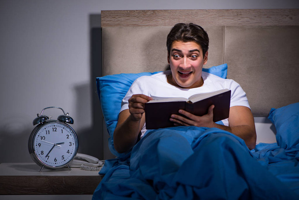Young man scared in bed - Foto, Imagen