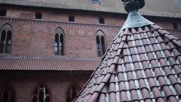 Castillo de la Orden Teutónica en Malbork es el castillo más grande del mundo por superficie. Fue construido en Marienburg, Prusia por Caballeros Teutónicos, en una forma de fortaleza de Ordensburg
. - Imágenes, Vídeo