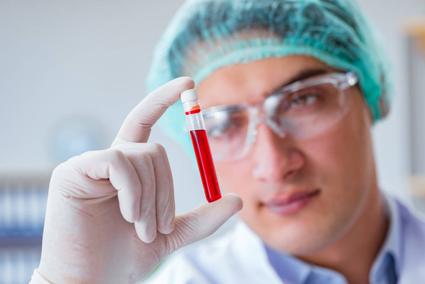 Jeune médecin travaillant sur un test sanguin dans un hôpital de laboratoire - Photo, image