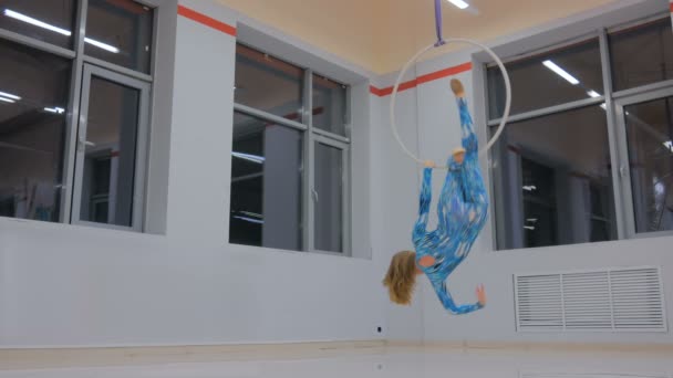 Gimnastyczka z tworzywa sztucznego piękna dziewczyna na pierścieniu akrobacji cyrkowych - Materiał filmowy, wideo