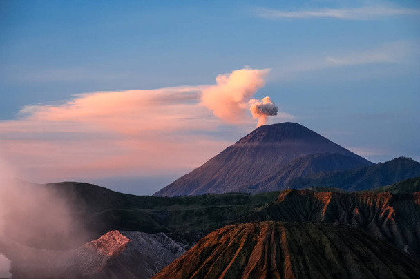 Gunung Bromo o świcie - Zdjęcie, obraz