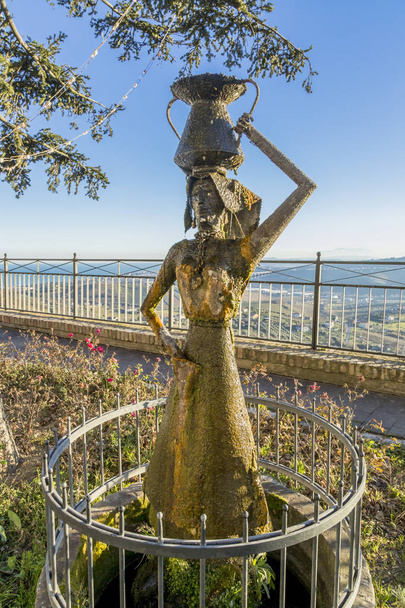Su demir çeşme heykel, kafasına dengeli su sürahi kadınla - Fotoğraf, Görsel