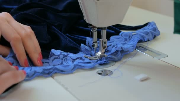 Profesionální krejčí, módní návrhář šití oblečení s šicím strojem - Záběry, video