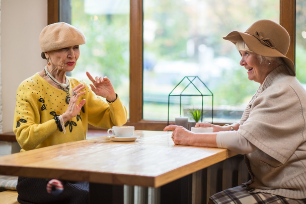 Ηλικιωμένες γυναίκες στο τραπέζι του καφέ. - Φωτογραφία, εικόνα