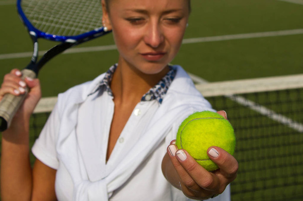 Όμορφη νεαρή τένις παίκτης γυναίκα παίζει τένις - Φωτογραφία, εικόνα