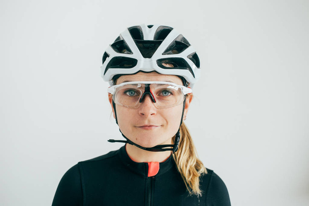 donna in abbigliamento sportivo e occhiali
  - Foto, immagini