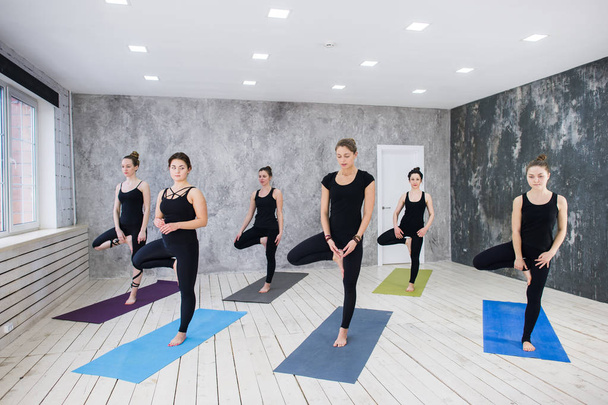 Conceito de classe de exercício de prática de ioga - Foto, Imagem