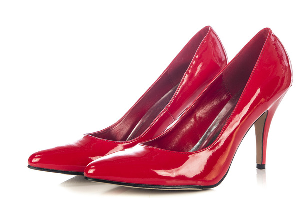 Zapatos rojos de tacón alto para mujer sobre fondo blanco
 - Foto, imagen