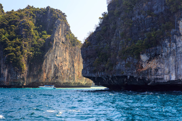 Cliff Tayland güneyinde Phi Phi Leh Denizi'nde - Fotoğraf, Görsel