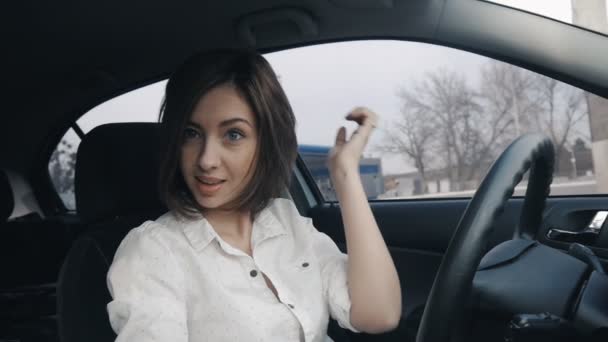Όμορφη μελαχρινή κοπέλα οδήγηση ενός αυτοκινήτου - Πλάνα, βίντεο