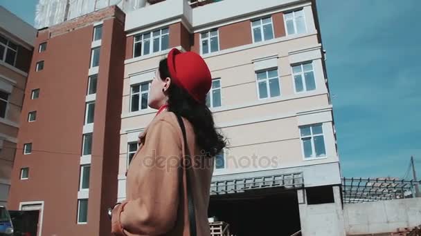 Beautiful lost, confused woman in the city - Footage, Video