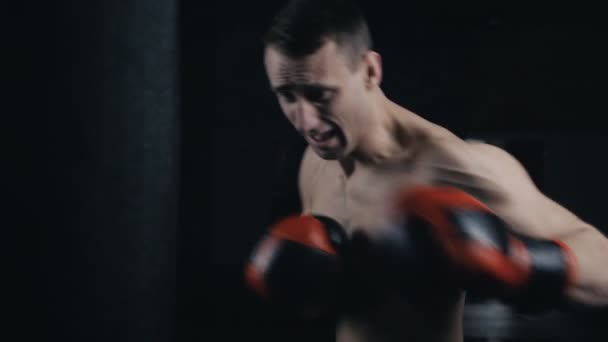 Entraînement de boxeur masculin au Boxing Club
 - Séquence, vidéo