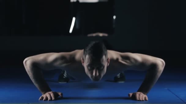 Mies urheilija tekee push-up käytävällä
 - Materiaali, video