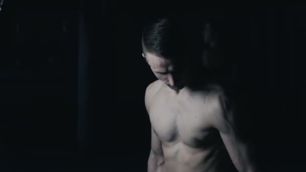 Atleta maschio che fa Dumbbell Biceps Curl Esercizio di sollevamento pesi
 - Filmati, video