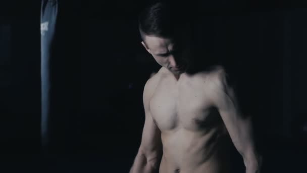 Mies urheilija tekee Dumbbell Biceps Curl Painonnosto liikunta
 - Materiaali, video