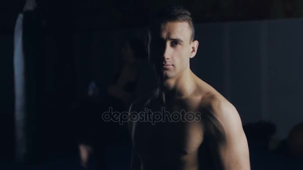 Portret mężczyzny bokser w klubie boks z bliska - Materiał filmowy, wideo
