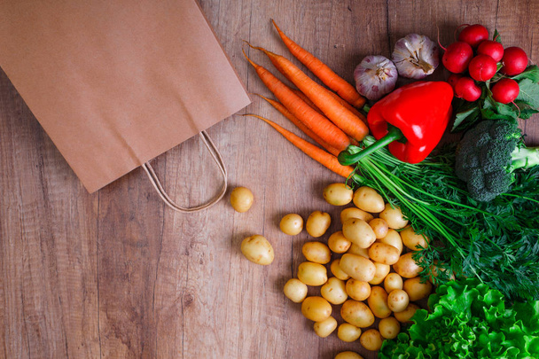 Πατάτες, καρότα και κόκκινη πιπεριά. Πράσινη σαλάτα. - Φωτογραφία, εικόνα