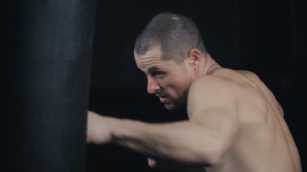 Male Boxer training in Boxing Club - Materiał filmowy, wideo