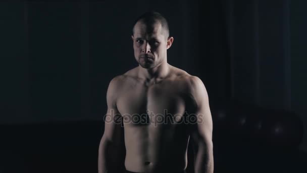Adam boksör boks kulübünde portresi - Video, Çekim
