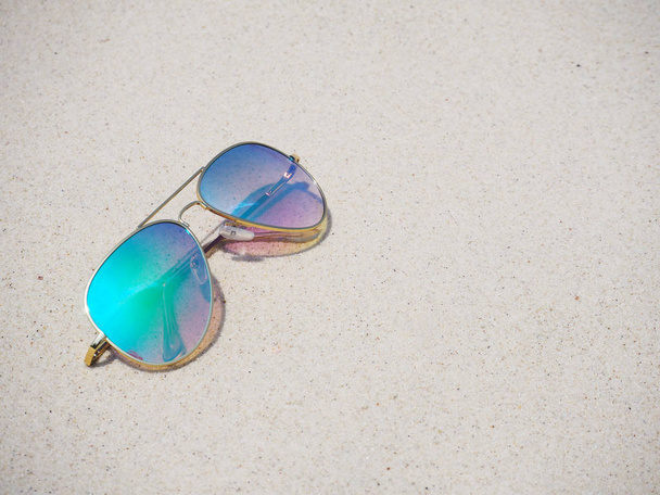 Óculos de sol de espelho na moda em areia
  - Foto, Imagem