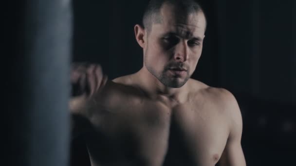 クローズ アップの肖像画の男性ボクサー ボクシング クラブで - 映像、動画