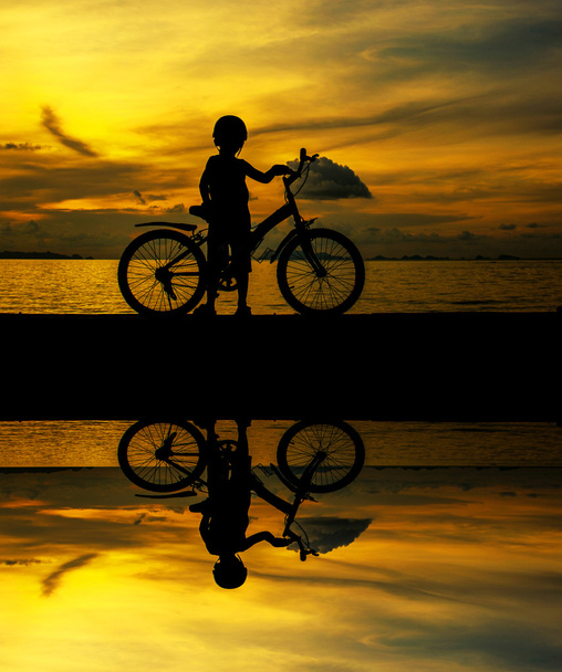 Nuori pyöräilijä
 - Valokuva, kuva