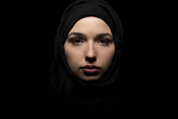 Mujer confiada usando un Hijab Negro
 - Foto, Imagen