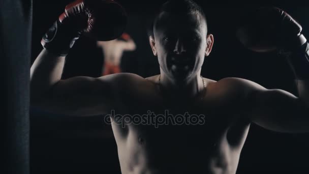 Портрет чемпиона по боксу в боксёрских перчатках в боксерском клубе
 - Кадры, видео