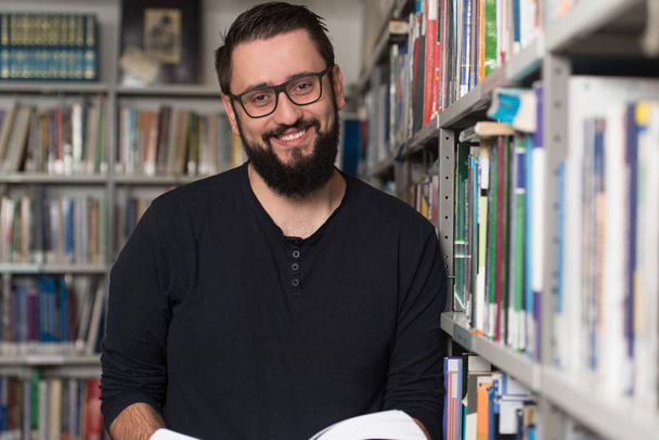 Estudiante universitario masculino en una biblioteca
 - Foto, Imagen