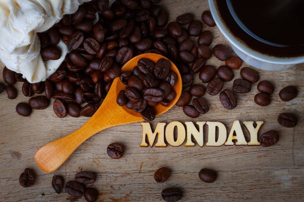 一杯のコーヒー、木製アルファベットとコーヒー豆 - 写真・画像
