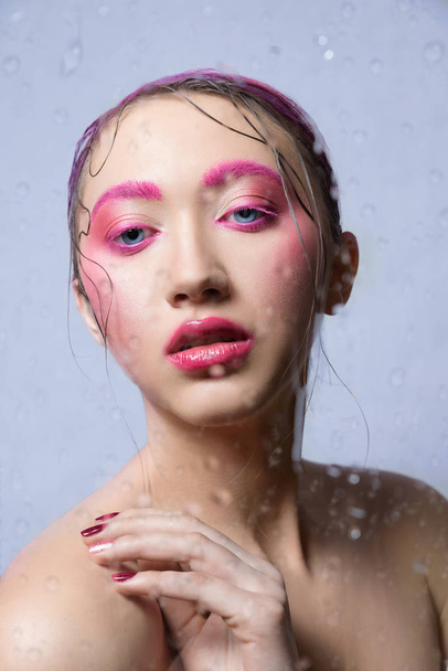 Femme avec maquillage coloré rose créatif
 - Photo, image