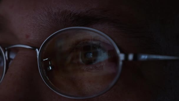Homem de óculos é navegar na internet
 - Filmagem, Vídeo