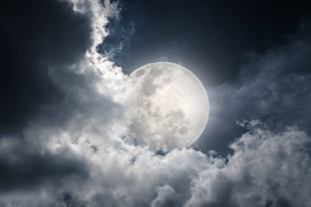 Nachtelijke hemel met de bewolkte en heldere maan zou een grote achtergrond maken - Foto, afbeelding