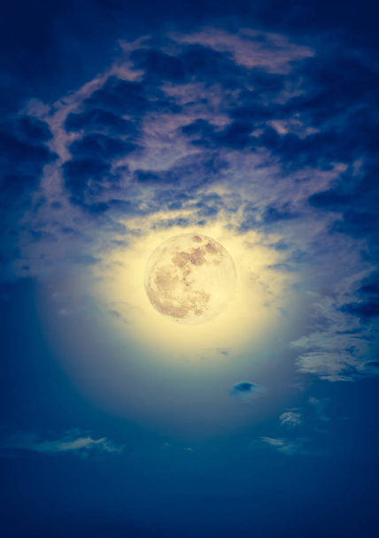 Cielo nocturno con nubes y luna llena brillante con brillante
.   - Foto, Imagen