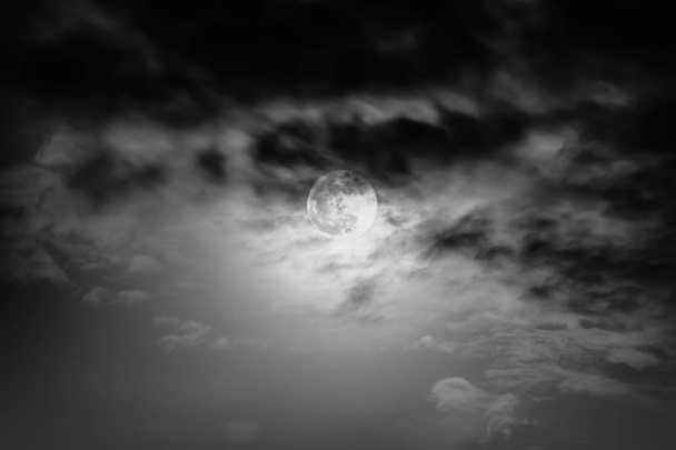 Νυχτερινό ουρανό με σύννεφα και λαμπερή πανσέληνο με λαμπερά.   - Φωτογραφία, εικόνα