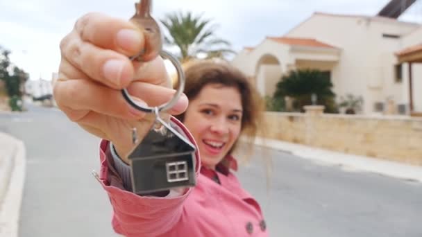 Šťastný majitel nebo nájemce zobrazující klíče - Záběry, video