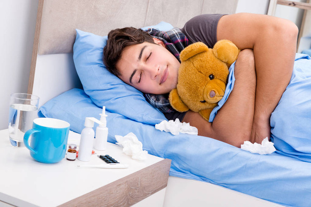 Nemocný muž v posteli brát léky a léky - Fotografie, Obrázek