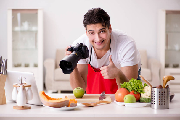 Food-Bloggerin arbeitet in der Küche - Foto, Bild