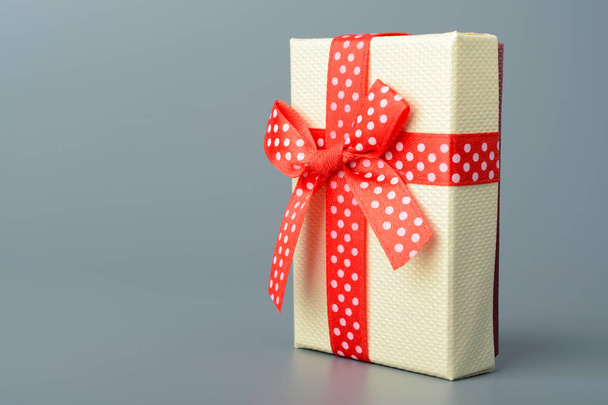 boîte cadeau avec ruban rouge et arc - Photo, image
