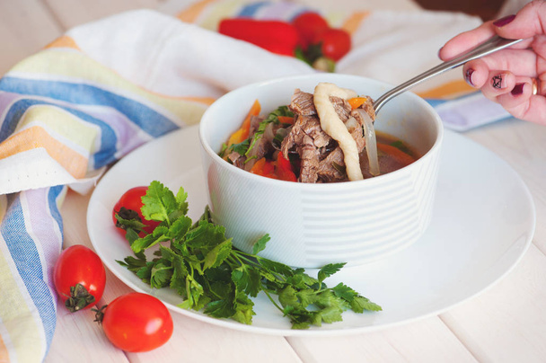 Лагман традиційний Азіатський суп з локшини і м'яса - Фото, зображення
