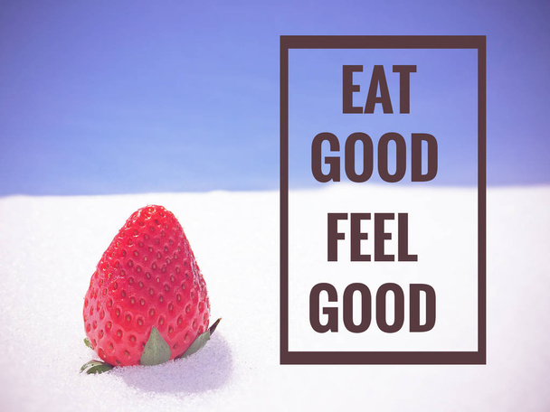 Citazione "mangiare bene sentirsi bene" su sfondo fragola
 - Foto, immagini